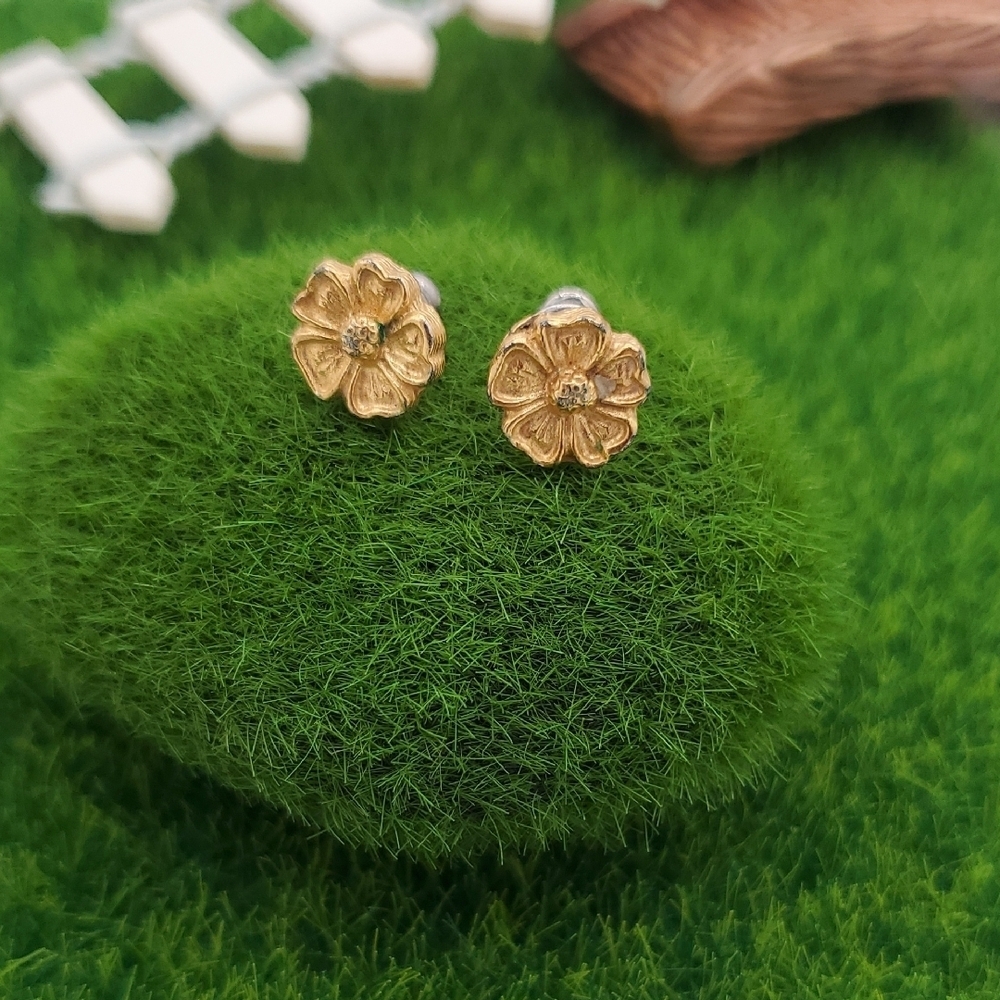 E1002 Gold Tone Floral Stud Earrings Daisy Flower